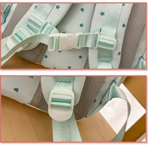 Rugzak detailweergave met verstelbare bandjes, kunststof gespen en ademende mesh padding.