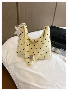Gele polstippen schoudertas casual canvas hobo tas met een schattige ster hanger