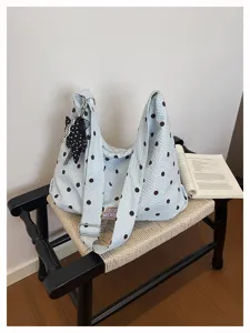 Lichtblauwe polkadot hobo schoudertas met schattige strik hanger, stijlvolle casual tas.