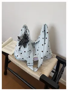 Blauwe geplooide polkadot cloud tas met sterrenhanger, casual schoudertas detailshot.