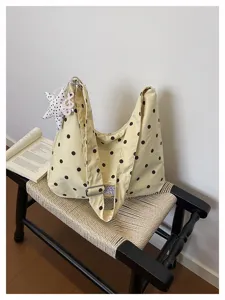 Chique polka dot hobo schoudertas met schattige sterhanger, casual cloud tas detail.