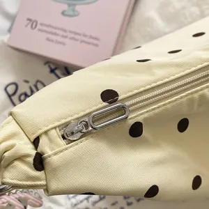 Chique stippen wolken handtas voor dames, trendy zomertas met plooien en metalen ritsluiting.