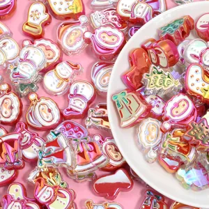 Gros plan des perles de Noel en acrylique plaque colore, ideal pour le bricolage DIY.