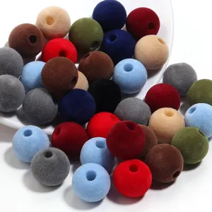 Vue detaillee de perles rondes flockees colorees de 16mm, parfaites pour accessoires DIY.