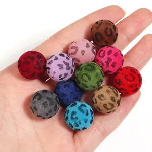 Gros plan de perles léopard floquées de 16 mm montrant la texture et les couleurs variées