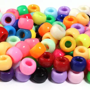 Perles en acrylique colorées et assorties, parfaites pour la création de bijoux DIY.