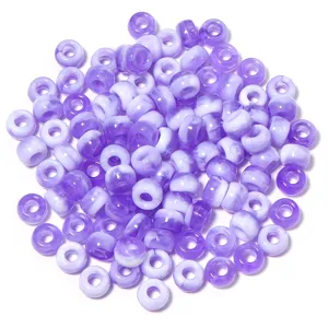 Gros plan détaillé de perles tonneau en acrylique marbré violet et blanc pour bijoux DIY