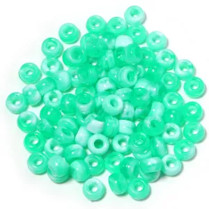Détail de perles tonneau en acrylique vert, idéal pour la fabrication de bijoux DIY et loisirs.