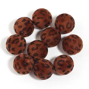 Vue détaillée de perles rondes floquées à motif léopard d'automne de 16mm pour bricolage.