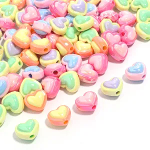 Detalle de cuentas acrílicas con revestimiento UV, ideales para bisutería y manualidades DIY.