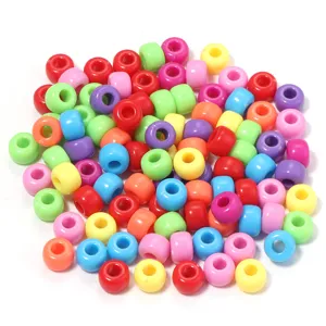 Gros plan de perles acryliques colorées, idéales pour la fabrication de bijoux et loisirs créatifs.