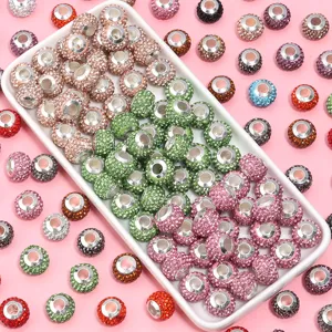 Detaillierte Nahaufnahme von glitzernden Strass Tonperlen in verschiedenen bunten Farben.