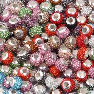 Nahaufnahme von glitzernden Strass-Tonperlen im Detail für DIY-Armband Schmuckherstellung.