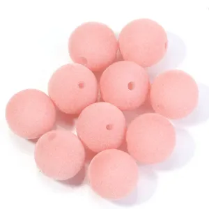 Perles duveteuses floconneuses roses 16mm boules rondes à grand trou pour accessoires de vêtements DIY.