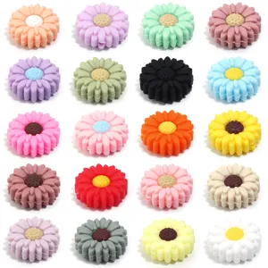 Gros plan de perles colorées en silicone marguerite, parfaites pour la création de bijoux DIY.