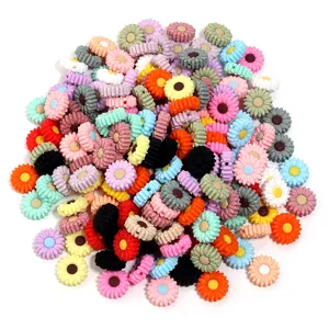 Gros plan détaillé de perles marguerites en silicone coloré pour la création de bijoux.