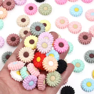 Perles marguerites en silicone colorées breloques fleurs accessoires bijoux DIY détail