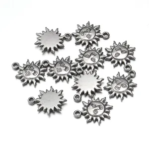 Vue détaillée de pendentifs visage de soleil en métal pour la fabrication de bijoux DIY.