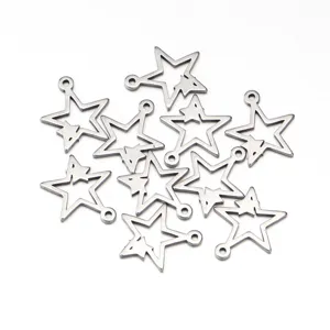 Pendentifs étoile creuse en acier inoxydable, vue détaillée pour fabrication bijoux DIY.