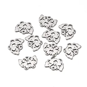 Pendentif creux papillon en acier inoxydable gros plan détail pour les bijoux DIY.