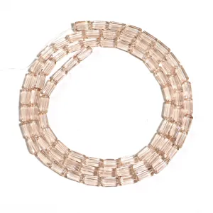 Detailansicht von hellrosa rechteckigen Kristall Acryl Perlen Strang für DIY Schmuck.
