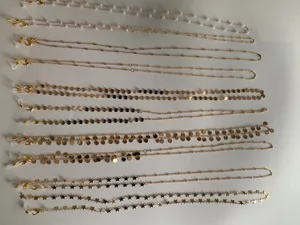 Set di catenelle per occhiali e cordini per maschera in metallo con perle e stelline.