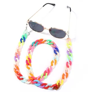 Catena per occhiali in acrilico colorato con occhiali da sole, accessorio elegante anti-perdita.