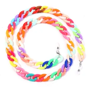 Dettaglio catenella per occhiali in acrilico colorato, con maglie vivaci e passanti di silicone.