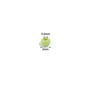 Vue detaillee de perles de rocailles en verre vert clair 2mm, trou 0.6mm pour bijoux DIY.