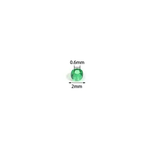 Gros plan detaille d'une perle en verre verte montrant un diametre de 2mm et un trou de 0.6mm.