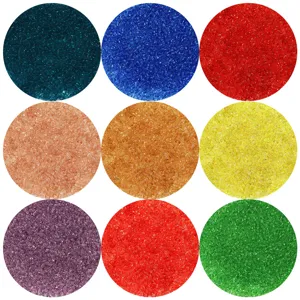 Gros plan detail de rocaille en verre transparent 2mm de couleurs bonbon pour creation de bijoux.