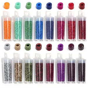 Cuentas de semillas de vidrio de colores en tubos transparentes para joyas y pulseras DIY.