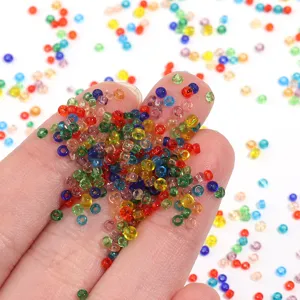 Vue détaillée de perles de verre transparent de 2 mm pour création de bijoux artisanaux.