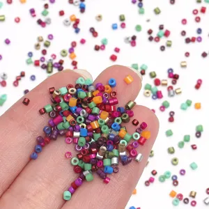 Detalle en primer plano de cuentas de vidrio coloridas de 2mm para pulseras de bricolaje.