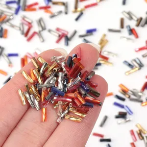 Detalle de cuentas de vidrio retorcidas, cuentas acanaladas de 2mm para pulseras DIY.