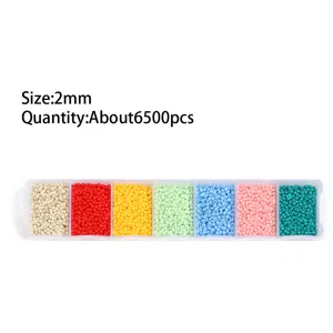 Dettaglio di perline in vetro da 2mm in scatola a 7 scomparti, perfette per creare gioielli fai da te.