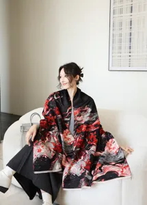 Detailaufnahme eines Damen-Imitat-Kaschmirschals mit schwarz-rotem Blumenmuster.