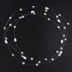 Gros plan detail de chaine de ligne de peche de perles flottantes pour bijoux et art.