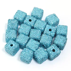 Perles en argile strassées carrées bleu clair pour la création de bijoux et accessoires DIY.