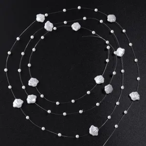 Chaine de perles fil de peche vue de detail pour artisanat DIY et decoration de mariage.