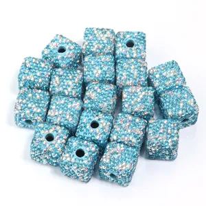 Perles d'argile carrées strass bleues scintillantes détail gros plan pour bijoux DIY artisanat.