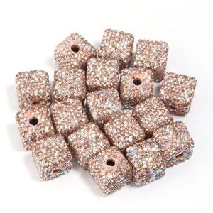 Vue détaillée de perles carrées en argile strass, cristaux étincelants pour bijoux DIY.