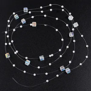 Vue détaillée de la chaîne de perles de ligne de pêche transparente avec perles et cristaux.