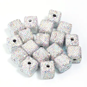 Gros plan de perles en strass carree en argile, perles intercalaires scintillantes pour loisirs.