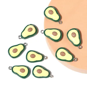 Ciondoli a forma di avocado in resina con anelli metallici per gioielli fai da te artigianali.