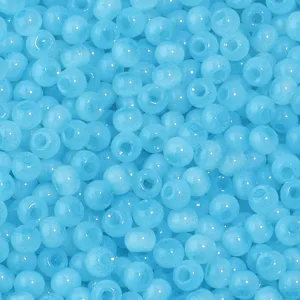Gros plan de perles de rocaille en verre bleu clair perles rondes en vrac pour la bijouterie DIY.