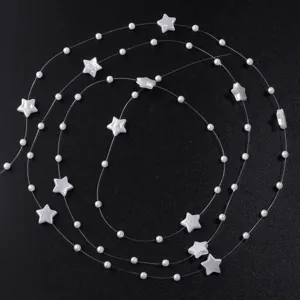 Vue détaillée de la chaîne de perles et d'étoiles, parfaite pour les bijoux DIY et mariage.
