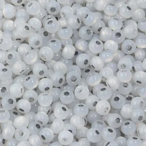 Gros plan detaille de perles en verre blanc, ideal pour les bijoux artisanaux DIY.