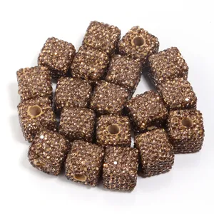 Gros plan de perles carrées en argile strass marron, idéales pour les bijoux et accessoires.