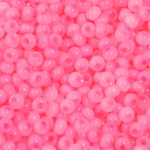 Perles de verre rose vif détail, perles rondes en vrac pour la fabrication de bijoux artisanaux.